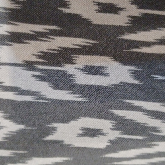 GAP CROPPED PANTS, SIZE 6R.  TWO ZIP POCKETS IN THE FRONT, TWO IN BACK. - Picture 3 of 7